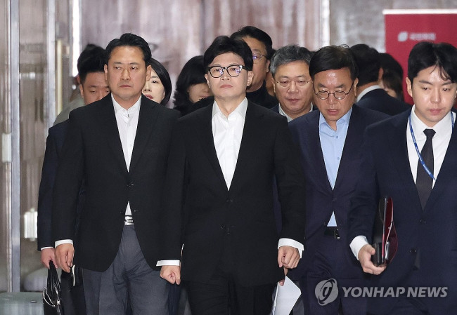최고위원회의 참석하는 한동훈 대표