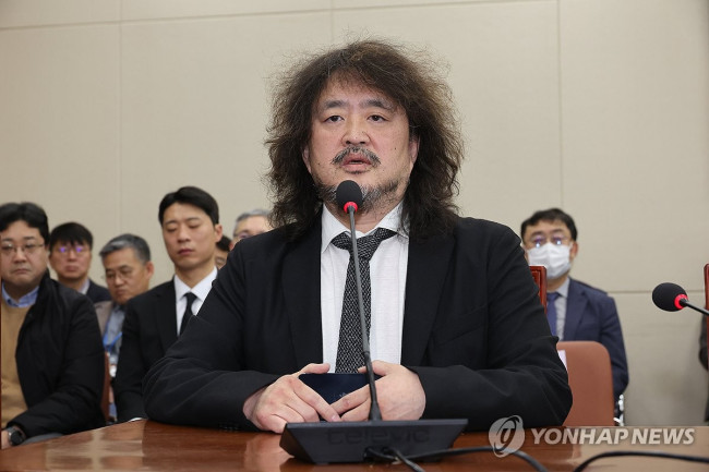 답변하는 방송인 김어준 씨