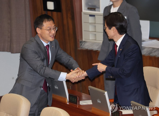 악수하며 대화 나누는 조경태-김상욱 의원