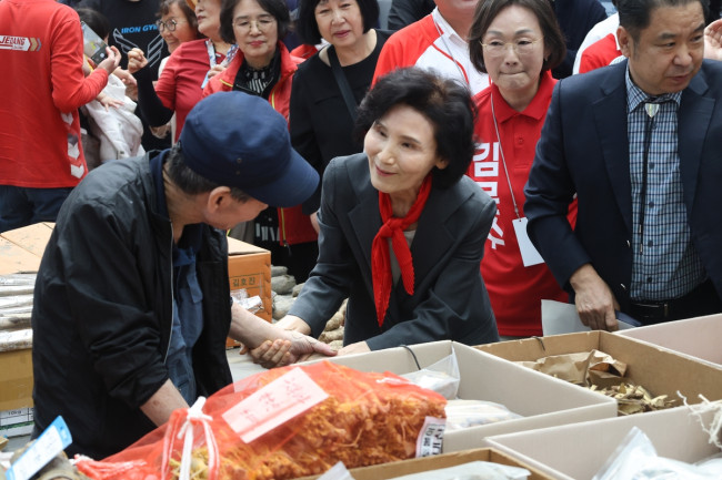 경기 평택 통복시장 찾은 설난영 여사