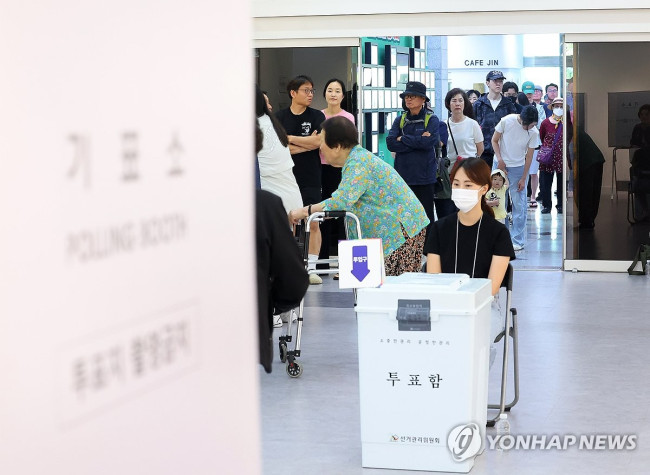 대선 투표하는 유권자들