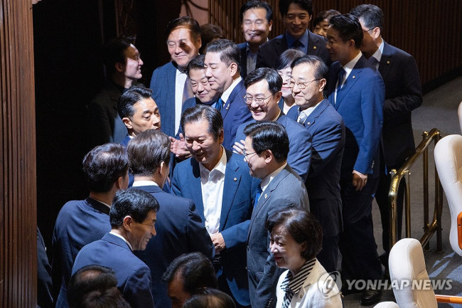 당대표 후보들과 인사하는 이재명 대통령