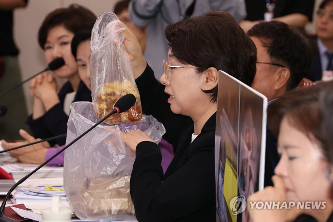 음식물 쓰레기 들고서 갑질의혹 추궁하는 이달희 의원