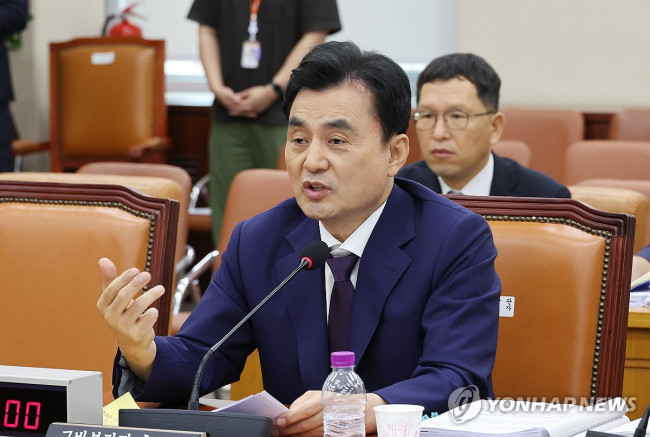 질의에 답변하는 안규백 국방부 장관 후보자