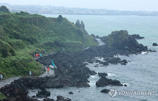 비 내리는 제주 해변 산책