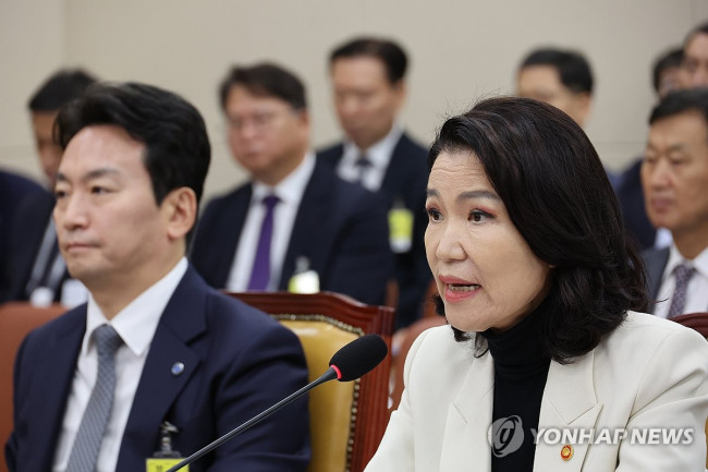 답변하는 이진숙 방송통신위원장