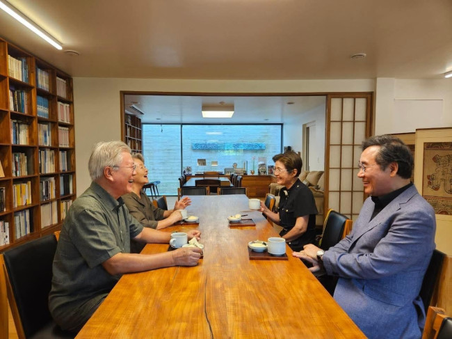 문재인 전 대통령 내외를 예방한 이낙연 새미래민주당 상임고문