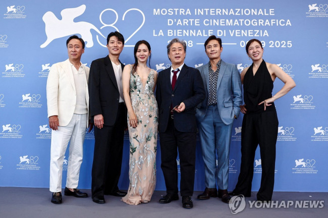 지난 29일 베네치아국제영화제 참석한 박찬욱 감독과 '어쩔수가없다' 배우들
