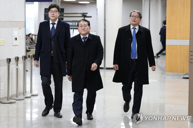 법원 나서는 이규원-차규근-이광철