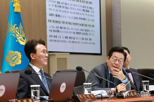 참석자 발언 듣는 이재명 대통령