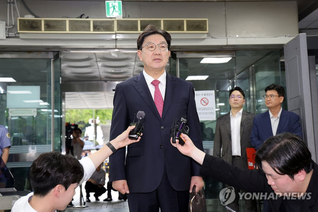 영장심사 출석 앞서 취재진 앞에 선 권성동 의원