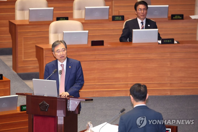 답변하는 조현 외교부 장관