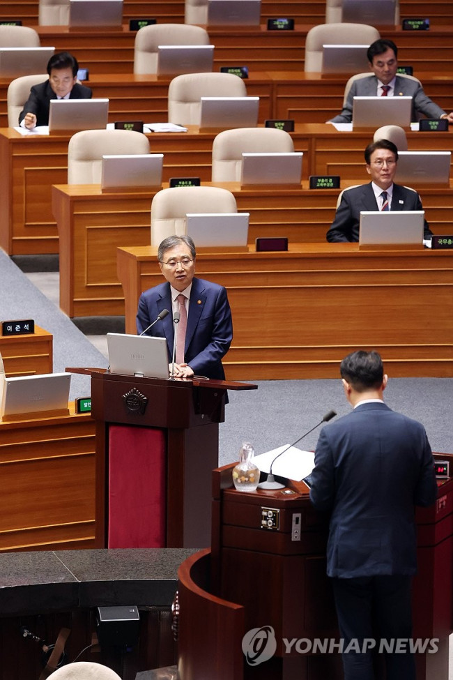 답변하는 조현 외교부 장관