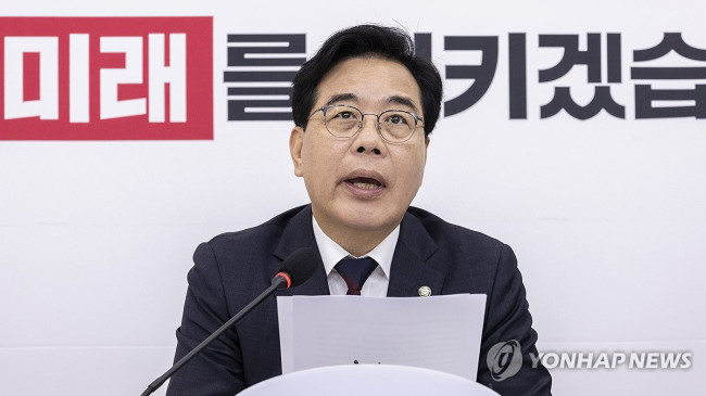 추석 연휴 앞두고 열린 기자간담회에서 발언하는 송언석 원내대표