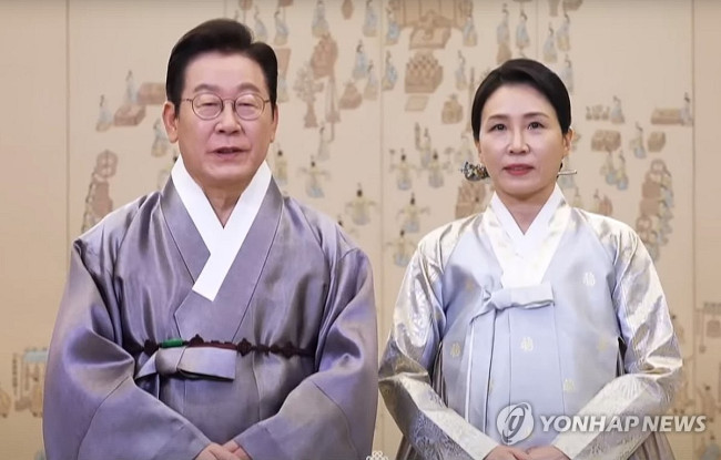 추석 영상 메시지 전하는 이재명 대통령과 김혜경 여사