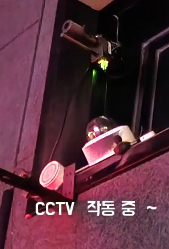 실제 CGV 영사기 주변에 설치된 적외선 CCTV 카메라. 출처=온라인 커뮤니티.