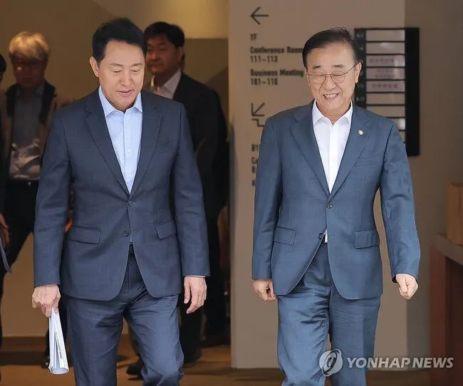 20일 용산공원 문제를 협의하기 위해 만난 김윤덕 국토부장관과 오세훈 서울시장. (사진: 연합뉴스)