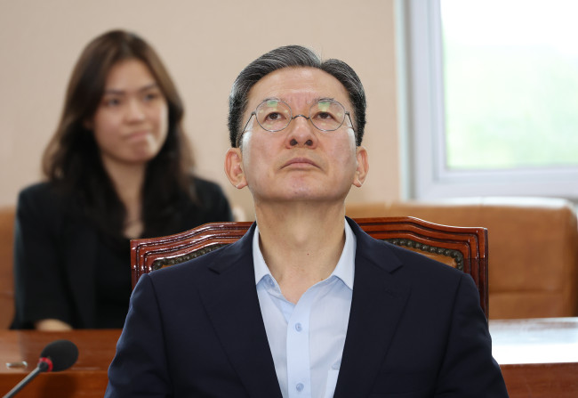 생각에 잠긴 정성호 법무부 장관 후보자