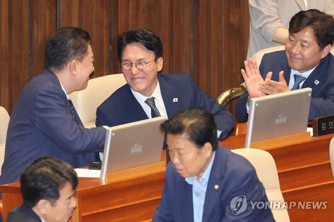 축하받는 김민석 국무총리 후보자
